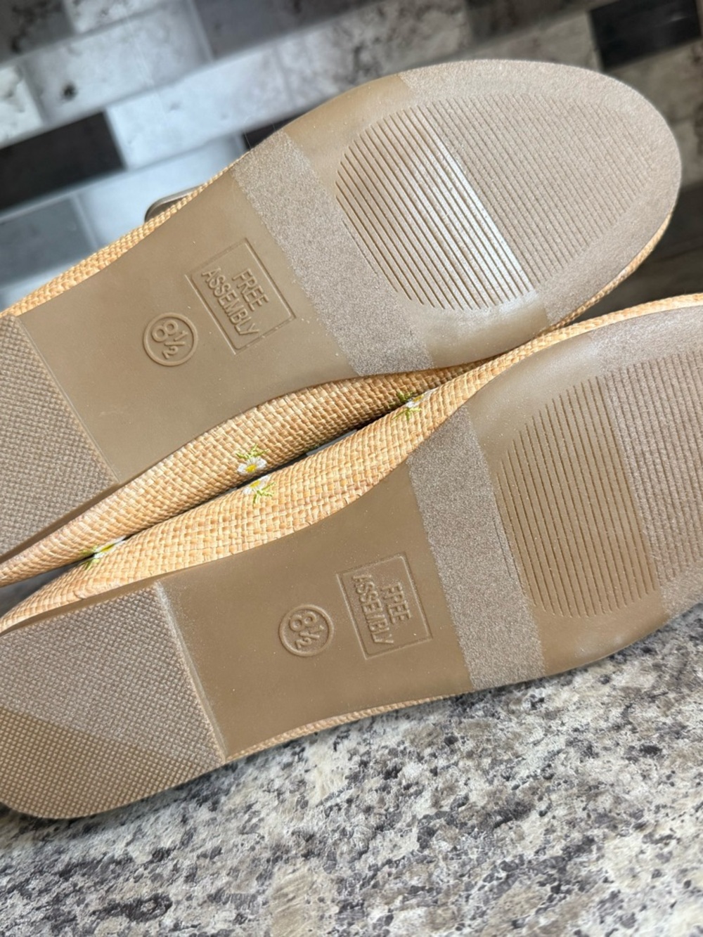 Free assembly Tan Straw Ballet Flats with Dainty Daisy Embroidery - Picture 5 of 11
